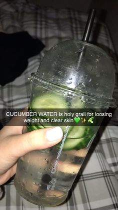 Healthy Water Recipes, Sommer Mad, Healthy Water Drinks, Easy Healthy Smoothies, Cucumber Water, Resep Diet, Healthy Water, Healthy Skin Tips, Healthy Drinks Recipes