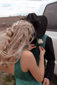 Prom Picture Poses With Truck, Western Prom Ideas, Western Hoco, Prom Ideas Pictures, Cowboy Prom