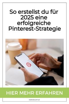 Person hält ein Smartphone mit Pinterest-App-Logo. Text darüber erläutert Tipps für eine erfolgreiche Pinterest-Strategie im Jahr 2025.