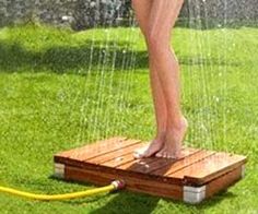 Upside Down Shower. Very cool website as well. Lots of neat stuff! I know Kenny could so make this. Shower Step, Deck Piscina, Best Camping Gear, Outdoor Showers, Garden Shower, Camping Survival