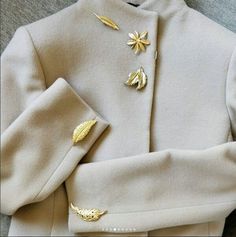 Detail Couture, Brooch Dress, Luxurious Dresses, Diy Vetement, Mode Abaya, Stylish Work Attire, Abayas Fashion, Abaya Fashion, Inspiration Mode