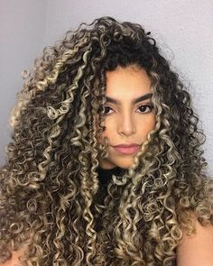 Chunky Highlights Curly Hair Curls, Blonde On Top Dark Underneath Curly Hair, Platinum Highlights Curly Hair, Milkshake Hair Products, 3b Hair, Light Curls, Dyed Curly Hair