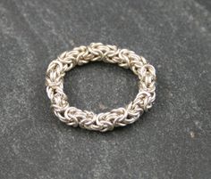 925er Sterling Silber Ring.Ring aus winzigen Sterling Silber Ringen.Der Ring wird größenangepasst, bitte geben Sie also ihre Ringgröße mit an.Größe/Maße/GewichtBitte Ringgröße angeben Gewicht: 4,4 gVerwendete Materialien925er Sterling SilberHerstellungsartKettengeflecht Byzantine Ring, Byzantine Rings, Chain Maille, Jewelry Chain, Handmade Wire Jewelry, Handmade Wire, Ring Ring, Chains Jewelry, Sterling Ring