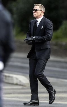 Daniel Craig Suit, Family Photo Outfits Black, James Bond Suit, Black Three Piece Suit, Bond Outfits, Bond Suits, Windowpane Suit, James Bond Style, A Man In A Suit