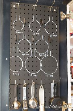 Drawing outlines with labels makes it easy to find the measuring cup you are looking for