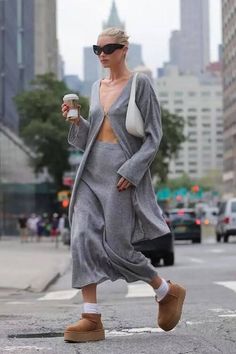 27 Comfy Winter Ugg Outfits That You Cannot Resist on Those Cold Days 17 Platform Boots Outfit, Platform Outfit, Outfit With Uggs, Ugg Boots Outfit, Mini Outfit, Elsa Hosk, Minimal Outfit, Looks Street Style