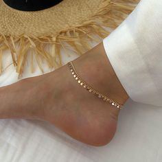 ORION ankle bracelet A fine chain made up of round 18-carat gold-plated tassels. Chain length 22 cm + 3 cm extension chain for a perfect fit. Our jewelry is plated or made on a brass base, nickel and cadmium free, ideal for sensitive and/or reactive skin. The thickness of gold is 3 microns. All plating is made with 18 carat gold (75% pure gold), a guarantee of quality and longevity. Find the entire collection here: https://www.etsy.com/fr/shop/LecrinCreatif Find me on social media: @lecrincreati Minimalist Anklet, Ankle Bracelets Gold, Tassel Anklet, Marriage Gift, Anklet Gold, Anklet For Women, Ankle Jewelry, Marriage Gifts, Gold Anklet