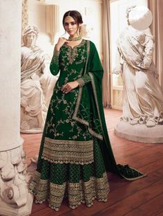 Bridal Anarkali Suits, Orang India, Bridal Anarkali, Bollywood Suits, Gaun Fashion, Maria B, Indian Gowns, Pakistani Bridal Dresses, Designer Kurtis