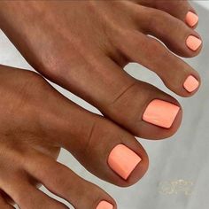 peach toe nails pedicure Orange Toe Nails, Beach Toe Nails, Pink Toe Nails, Cute Pedicures, Fake Toenails, Summer Pedicure, Pedicure Colors