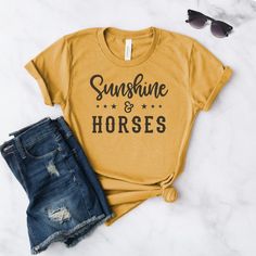 Horse Shirt Horse Gifts Sunshine & Horses Shirt Horse - Etsy Horse T Shirt Design, Horse Shirt Ideas, Western Shirts Vinyl, Horse Quotes Funny, Sweatshirt Ideas, Equestrian Shirt, Cricut Shirts, Cowgirl And Horse, Embroidered Shirts