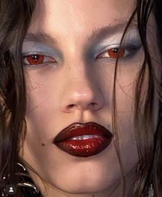 Makeup Silver Eyeshadow, Silver Eye Look, Halloween Backgrounds Wallpapers, Eyeshadow Silver, Makeup Vampire, Makeup Silver, Halloween Makeup Look, Makeup Masterclass, Vampy Makeup