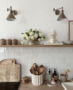 H&m Kitchen, One Shelf Kitchen, Kitchen Shelf Aesthetic, Modern Organic Kitchen Decor, Kitchen Apartment Decor, Kitchen Shelves Decor, Kitchen Styling Countertops, Open Shelving Decor, Modern Kitchen Countertops