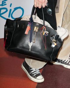 Personalizzare la propria borsa con i charms è la tendenza “Birkinfying” di questa primavera. La precorritrice di questo trend è stata senza dubbio Jane Birkin, che era solita impreziosire la sua omonima borsa Hermès, con una moltitudine di charms, oggetti, nastri e altri insoliti tesori. Sulle passerelle primavera-estate 2024 sono apparse borse dai volumi XL rivestite di qualsiasi tipo di oggetti. Da #MiuMiu a #Balenciaga fino a #BottegaVeneta, scopri tutti i brand che hanno abbracciato que... Birkinified Bag, Satc Outfits, Jane Birken, Birken Bag, Stylish People, Birkin Handbags