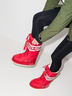 Ces bottes d'icône classiques de la lune rouge de lune sont faites avec des tiges d'étanchéité durables et ont un rembourrage et des doublures douces pour plus de chaleur. Conçu pour l'usure de l'après-ski, ce style a une orteil rond, une fixation à lacets, un cordon de cordon, des panneaux en relief de logo blanc, une hauteur à mi-parole et une semelle de poignée en caoutchouc plate. Tout comme les autres icônes classiques - Marilyn Monroe, Audrey Hepburn et al. - Votre réputation pour votre style alpin, vous précède dans ces bottes de neige de la lune.Plate-forme 0,8 dans / 2 cm Marilyn Monroe Audrey Hepburn, Apres Ski Wear, Classic Icon, Alpine Style, Moon Boot, Waterproof Snow Boots, Red Moon, Latest Fashion Design, Drawstring Top