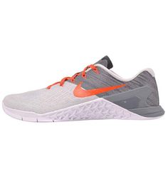 DURABLE AND STABLE. The fully updated Nike Metcon 3 Women's Training Shoe is ready for your most demanding workouts—from wall exercises and rope climbs to sprinting and lifting. Wall Exercises, Nike Shoes Huarache, Lifting Shoes, Outdoor Girls, Peach Cream, Nike Metcon, Womens Training Shoes, Star Shoes