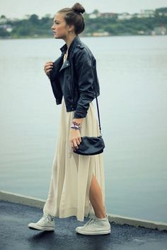 Maxi Dress With Converse, Maxi Dress With Sneakers, Converse With Dress, Tulle Outfit, Maxi Skirt Winter, Converse Style Women, Dress With Converse, Winter Maxi, Leather Jacket Dress