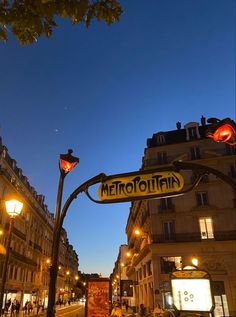 a street sign that reads metrofolthain on the side of a city street