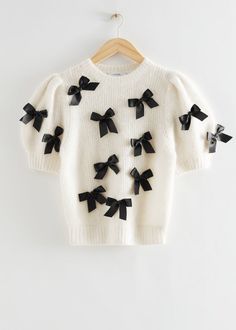 White Sweater Top, Black Bows, Bow Sweater, Wool Top, Cool Sweaters, Fashion Story, Black Bow, Casual Girl