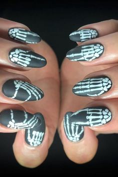 These Black Halloween Nails Are Blowing Up on Pinterest! Make your Holloween Nails unforgettable! Get ready to be inspired by these stunning Black Halloween Nails that are perfect for the spooky season! From Pink Halloween Nails and Purple Halloween Nails to fun Pumpkin Nails, these designs will elevate your nail game. Try out creative Halloween Press On Nails or go for intricate Nail Art Halloween featuring Bat Nails. Whether you’re looking for Cute Halloween Nails or bold Halloween Acrylic ... Skeleton Nail Designs, Skeleton Nail Art, Skeleton Nails, Easy Nail Polish Designs, Emoji Nails, Halloween Nail Art Easy, Nail Red, Black Halloween Nails, Nail Art Halloween