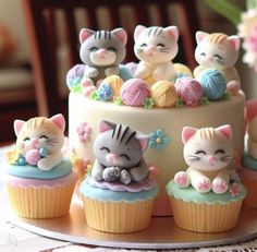 there are many cupcakes that have cats on them