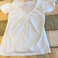 New York And Company V-Neck T-Shirt White 100% Cotton Actually Small Brand New Without The Tags. Perfect Condition Never Worn. Pet Free And Smoke Free Home Puffed Sleeve Top, Lime Green Shorts, Baby Graphic Tees, Xmas List, New York And Company, T Shirt And Jeans, Feminine Outfit, Grey Shirt, Sleeves (women)