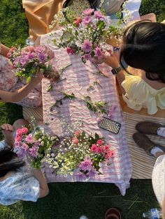 Spring Girls Party, Garden Afternoon Tea, Midsummer Garden Party, Midsommar Party Decor, Spring Activities Aesthetic, Mid Summer Party, Picnic Party Theme, Wildflower Picnic, Midsommar Aesthetic