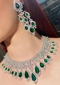 Luxury Emerald Necklace, Platinum Jewellery Set, Royal Jewelry Necklace, Green Jewelry Sets For Evening, Fine Jewelry Necklace And Earring Set For Party, Fine Jewelry Necklaces With Matching Earrings For Party, Diamond And Emerald Necklace, Emerald Jewelry Aesthetic, Emerald Accessories