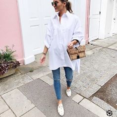 Marcela Damazo: 4 formas de usar camisa branca de um jeito cool Oversized Blouse Outfit, Long Shirt Outfits, Oversized Shirt Outfit, Outfit Oversize, White Shirts Women, Oversized Blouse, Basket Bag