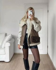 Short piel vinipiel cuero cuerina negro
Chaleco abrigado de aviador 
Aviator vest
Otoño invierno outfit Female Vest, Chic Tops, Cold Outfits, Vest Coat, Autumn Outfit, Fur Vest, Looks Style, Mode Inspiration, Winter Fashion Outfits