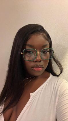 Black Girls With Glasses, Black Femininity Aesthetic, Femininity Aesthetic, Glasses Frames For Women, Glasses Inspiration, Edgy Girls, Green Glasses, Gossip Girl Outfits, Trendy Glasses