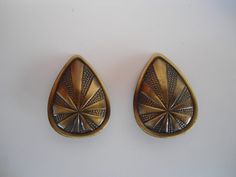 Really nice stylish 80s vintage clip on earrings, about 4 cm in length. Never used! Do you collect vintage  jewelry? Please check my store for more pieces. I combine shipping for free on jewelry. If you have any questions, please let me know. https://www.etsy.com/nl/shop/SammiesVintage?ref=hdr_shop_menu Sammie Style Année 80, 80s Earrings, Vintage Clip, Vintage Earrings, Clip On, The Netherlands, Clip On Earrings, Netherlands, Really Cool Stuff