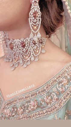 Gold Jewelry Prom, Wedding Jewellery Designs, Wedding Jewelry Sets Bridal Jewellery, Neck Pieces Jewelry, Diamond Pendants Designs, Bridal Jewellery Design, Art Necklace, Beautiful Gold Necklaces, Jewelry Set Design