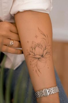 Scoprite la nostra selezione di disegni per tatuaggi piccoli e minimalisti perfetti per tutte le donne! Troverete sicuramente l'ispirazione per il vostro prossimo tattoo. Small Inner Forearm Tattoos For Women, Wrist Forearm Tattoos For Women, Fineline Forearm Tattoo, Woman Forearm Tattoo, Feminine Forearm Tattoo, Hippie Tattoos, Fineline Tattoo Ideas, Feminine Shoulder Tattoos