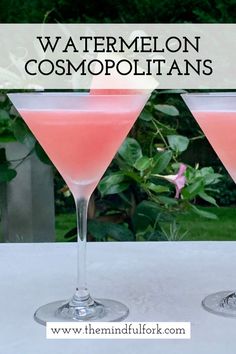 Watermelon Cosmopolitans on a garden table. Cosmopolitan Drink Recipe, Fresh Watermelon Juice, Cosmopolitan Drink, Watermelon Martini, Pomegranate Martini, Watermelon Drink, Fresh Watermelon, Martini Recipes, Watermelon Juice