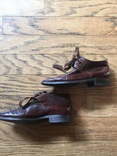 - Vintage French Leather Ankle Boots  -  Size 5.5  - Gorgeous expresso brown leather ankle boots, suede  - lace ties. Low heels, almond shaped toes. Made by a French brand Karston  - Measures: 8.75" insoles, 9.5" sole (from bottom),  3.5" width, .75" heels  - Marked as an EU 36, which converts to a 5.5 Vintage Leather Ankle Boots // Size 36 EU All items sold "Under100dollars" are listed "As Is". Please read descriptions as I point out conditions and flaws to the best of my ability.  Thank you for visiting Womens Booties, Harley Davidson Boots, Buckle Booties, Brown Leather Ankle Boots, Booties Ankle Boots, Black And White Shoes, Boots Suede, Almond Shaped, Vintage Suede