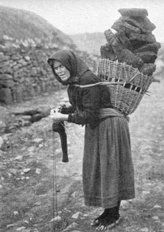 Bringing home the peats=Stornoway. Looks like she's knitting socks at the same time. Ireland History, Vintage Foto's, Isle Of Lewis, Erin Go Bragh, Outer Hebrides, Irish History, Vintage Photographs