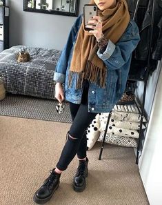 #fall outfits# Autumn Outfits Jeans Jacket, Mom Jeans Outfit Boots, Oversized Jean Jacket Outfit Winter, Vans Outfit Winter, Trucker Jacket Outfit Women, Black Sherpa Jacket Outfit, Winter Style Outfits, Outfit Botas, Look Boho Chic