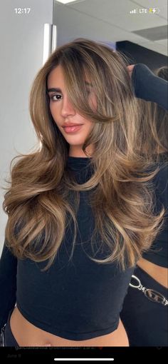 Balayage Honey Brown, Old Money Hair Color, Light Brown Hair Styles, Brown Hair Styles, Old Money Brunette, Hair Birthday, Rambut Brunette, Beige Hair, Korean Hair Color