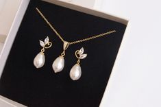 Material: - gold-plated brass - Zirconia stones - Swarovski pearls Chain length: 45 cm + approx. 4 cm extension chain If you have a question, please click on the "Message to Seller" button below the item description. I will get back to you within 24 hours. Your Pearl and Crystal You can find more earrings with pearls here: https://www.etsy.com/de/shop/PearlandCrystal?ref=seller-platform-mcnav§ion_id=24193283 You can find even more jewelry here: https://www.etsy.com/de/shop/PearlandCrystal Bridal Jewelry Pearl Earrings, Bridal Jewelry Pearl, Bridal Earrings Gold, Jewelry Pearl Earrings, Gold Earrings Set, Pearl Bridal Earrings, Pearl Earring Set, Pearl Jewelry Set, Pearl Jewelry Sets