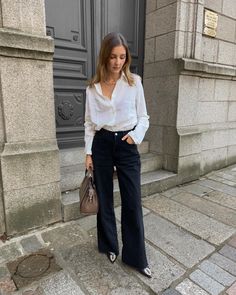 This post shows you the best white shirt outfits. Wondering what to wear with a white shirt? This post shows you 13 amazing white shirt outfit ideas that look not too formal but very classy Outfits With Ballet Flats, Best White Shirt, Super Casual Outfits, Shirt Outfit Ideas, Simple Work Outfits, Black Cropped Jacket, Dress Like A Parisian