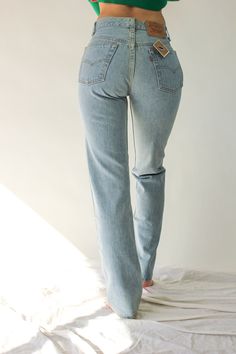 "*FREE DOMESTIC SHIPPING Awesome vintage 80s pair of womens Levis made in the USA light washed high waist 501 jeans. These beautiful jeans are unworn with original \"Instant Old\" tags still attached. Timeless soft denim with an incredible flattering fit. We encourage you to please refer to measurements below and compare to your favorite fit at home. <> Designer: Levis <> Made in USA <> Size: Waist measures modern size 28. Please refer to measurements for actual sizing. (model Levi 501 Jeans Women, Levis Women Jeans, Womens Levis, High Waisted Levis, Boho Denim, 501 Jeans, Levi Jeans 501, Levis Denim, High Waisted Jeans