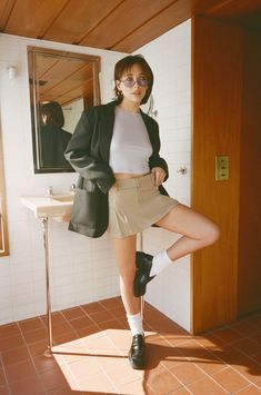 Emma Chamberlain Outfits, Emma Style, Loafers Outfit, 90s Looks, Emma Chamberlain, Princesa Diana, Spring 2023, Outfits Casuales