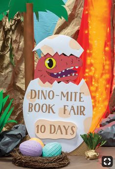 there is a sign that says dino - mite book fair 10 days on it