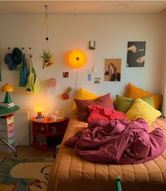 Fun Colorful Bedroom, Small Room Inspo, Minimalist Room Decor, Colorful Bedroom, Living Space Decor, Eclectic Bedroom, Home Decor Color, Room Remodeling