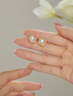 Treat yourself or your special someone to these beautiful Freshwater Pearl Earrings! Handcrafted from gold and natural pearls, they are sure to add an elegant, classic touch to any wardrobe. Perfect for special occasions or everyday wear, these earrings make a great gift for any woman! 👌 M A T E R I A L • Gold-plated Brass• Natural Freshwater Pearls with diameter 9-10mm• This product is hypoallergenic (nickel free) and tarnish resistant 📏 S I Z E • Width: Natural Freshwater Pearls with diamete Pearl Gold Earrings, Freshwater Pearl Earrings, Gold Pearl Earrings, Freshwater Pearls Earrings, Retro Jewelry, Natural Pearls, Treat Yourself, Fresh Water, Freshwater Pearls