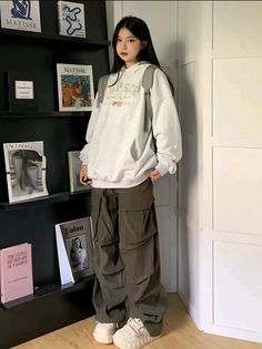 Acubi Hoodie, Cute Hoodie Outfit, Comfy Trendy Outfits, Korean Streetwear Fashion, White Sweater Outfit, Baggy Outfit Ideas, Asian Streetwear, Simple Style Outfits