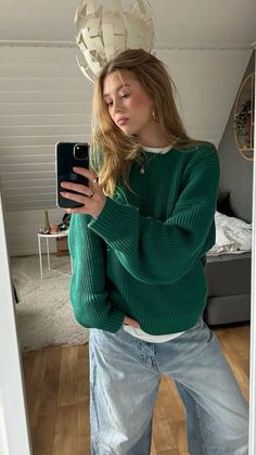 jeans outfits outfit green inspo Classic Elevated Style, Cozy Wfh Outfit, Colorful Simple Outfits, Cute Outfits Winter Aesthetic, Funky Style For Women, Warm Winter Outfits Layers, Casual Nice Outfit, Spain Outfits Winter, Dark Green Outfits