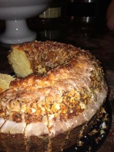 a bundt cake sitting on top of a black plate