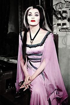 Lily Munster The Munsters Halloween Costumes, Old Fashioned Halloween Costumes, Lilly Munster, Women Actresses, Munsters Tv Show, Gothic Noir, Horror Crafts, The Munster, Lily Munster