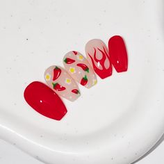 Set de faux ongles type "press on nails" Posés en 5 minutes: Les press on sont rapides et faciles à poser! Qualité salon: Ils sont peints à la main avec des vernis de qualité professionnelle. On croirait que tu sors du salon de manucure! Réutilisables: Réalisés avec des matériaux de qualité, ils sont solides et réutilisables presque à l'infini! Tenue modulable: De quelques heures à quelques semaines selon les adhésifs utilisés. Inoffensifs pour tes ongles: Les press on nails laissent tes ongles St Valentin, Press On Nails, Almond, Tes